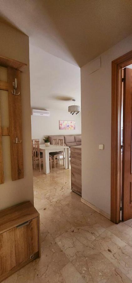 Bajo Con Jardin Deluxe Apartment Benahavis Bagian luar foto